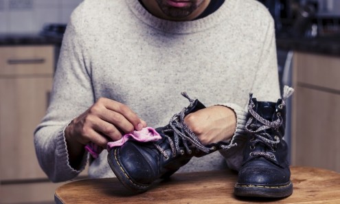 تمیز کردن کفش چرم با ۵ روش ساده و خانگی